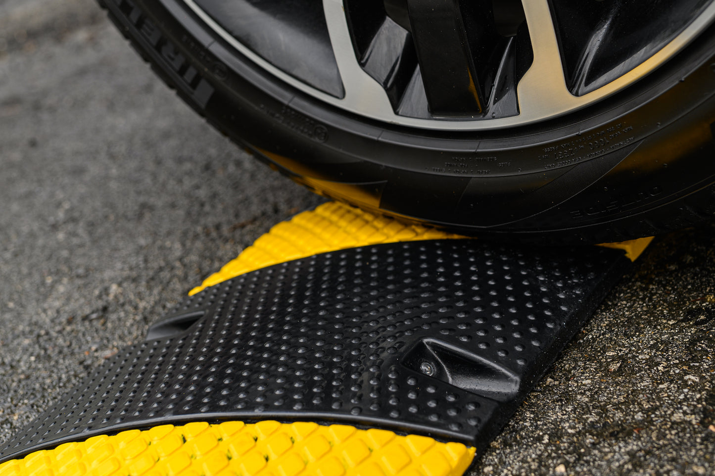 Reductor de Velocidad de Hule 180 cm | Modular, Cero Mantenimiento y Fácil Instalación