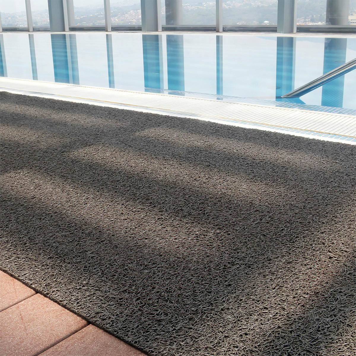 Piso Rizo en Rollo para Áreas Mojadas Livingreen – Antiderrapante para Albercas con Protector UV y Antihongos