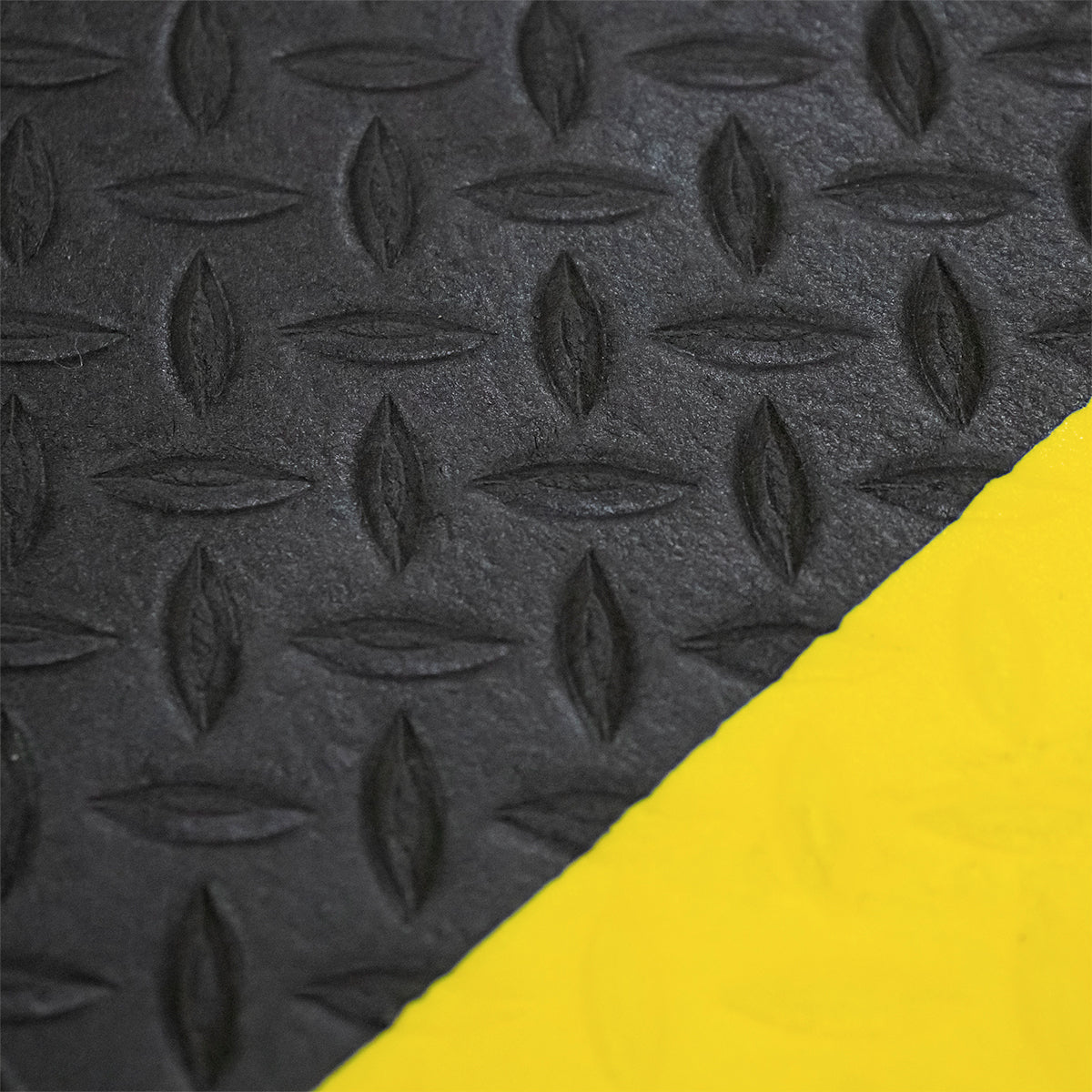 Tapete Antifatiga de Celda Cerrada 9.5mm | Rollo Industrial Negro/Amarillo | Máximo Ahorro de Energía