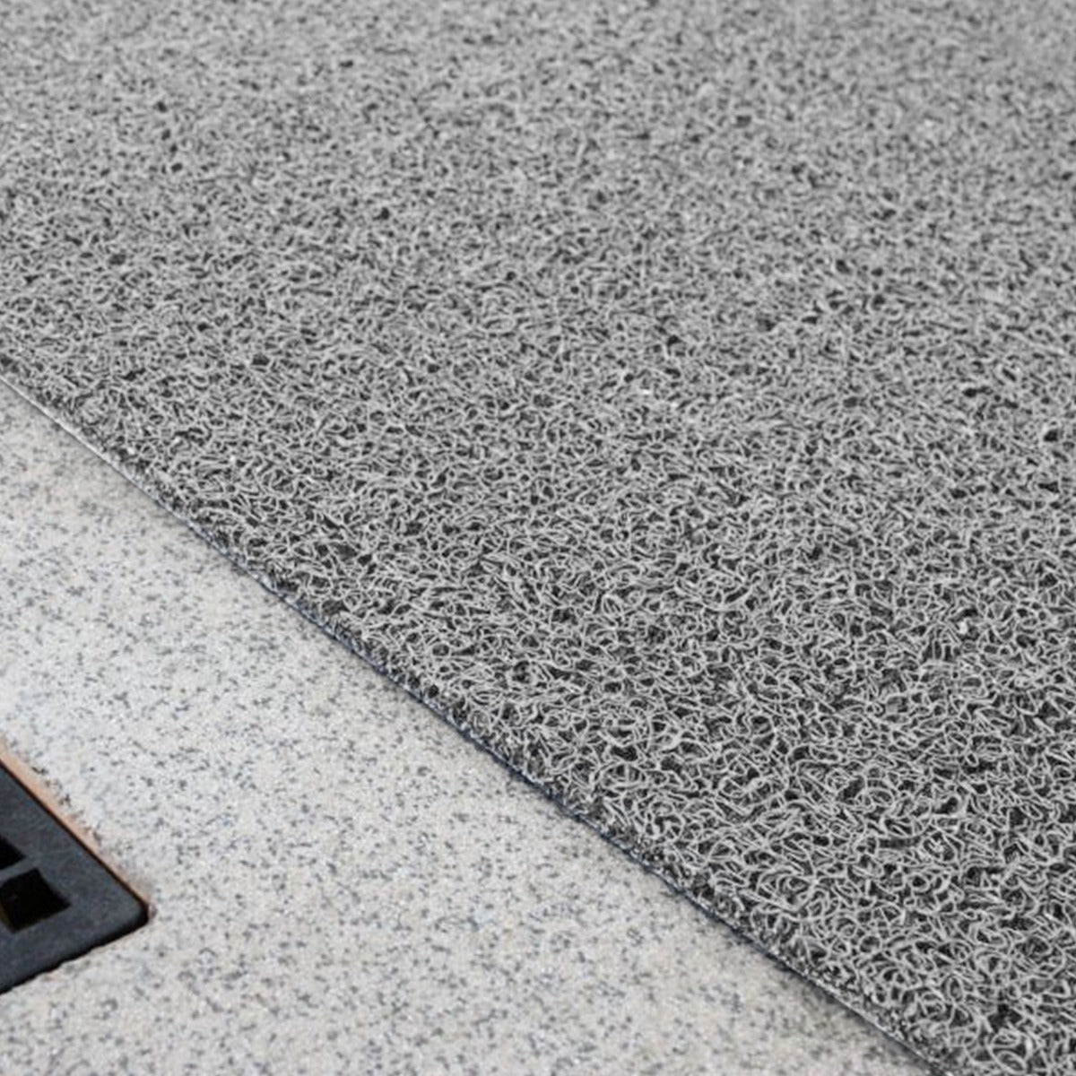 Piso Rizo en Rollo para Áreas Mojadas Livingreen – Antiderrapante para Albercas con Protector UV y Antihongos