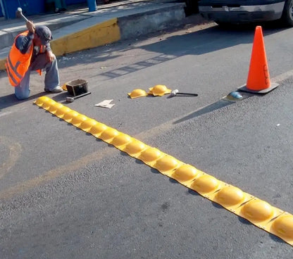 Boya Metálica Amarilla para Tráfico | Reductor de Velocidad y Delimitador Vial de Alta Resistencia
