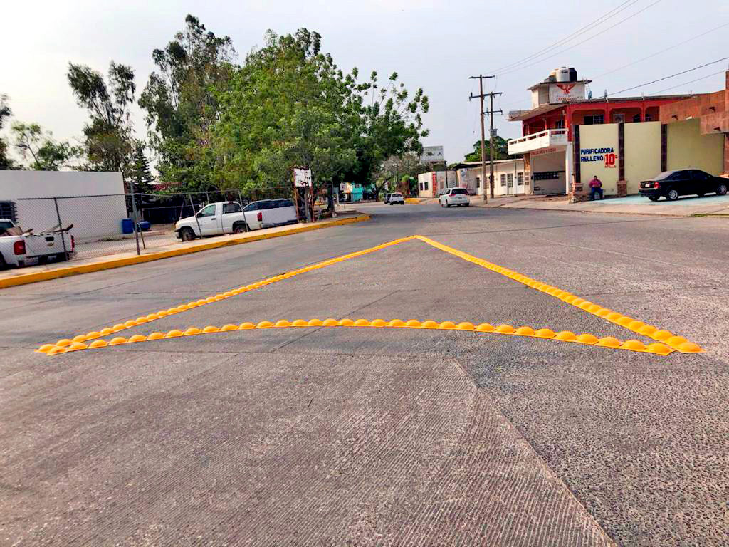 Boya Metálica Amarilla para Tráfico | Reductor de Velocidad y Delimitador Vial de Alta Resistencia