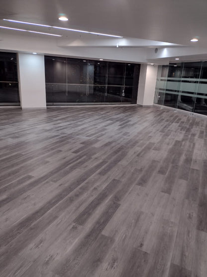 Piso Vinílico LVT Imitación Madera Línea Capri Livingreen – Elegancia, Resistencia y Fácil Instalación