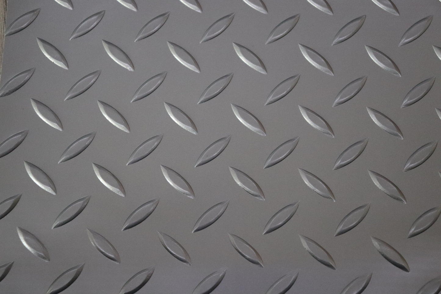 PVC Piso en Rollo Antiderrapante Diamantado | Aislante, Alto Flujo y Resistencia UV