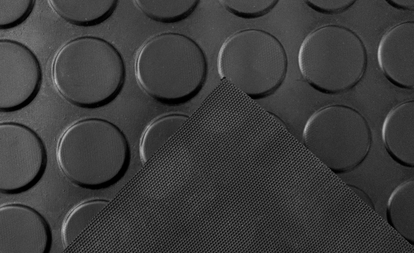 Piso de Goma Antiderrapante en Rollo Tachón | Livingreen México – Piso de Seguridad Antideslizante para Áreas Resbalosas