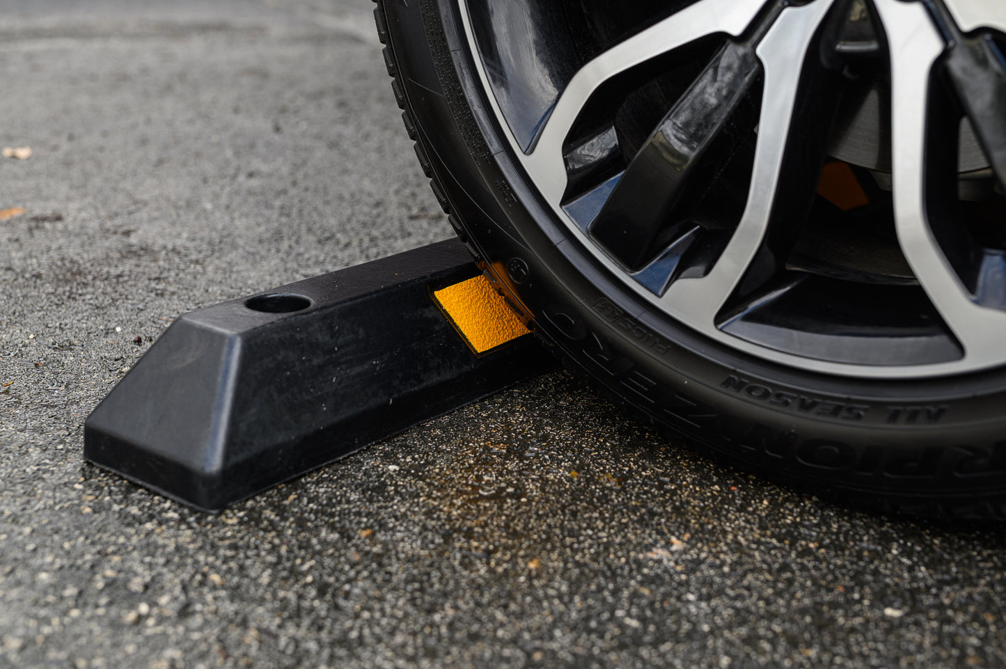 Tope de Estacionamiento 180 cm Hule Reciclado | Uso Rudo, Reflectante y Antidaños