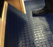 Piso de Goma Antiderrapante en Rollo Tachón | Livingreen México – Piso de Seguridad Antideslizante para Áreas Resbalosas